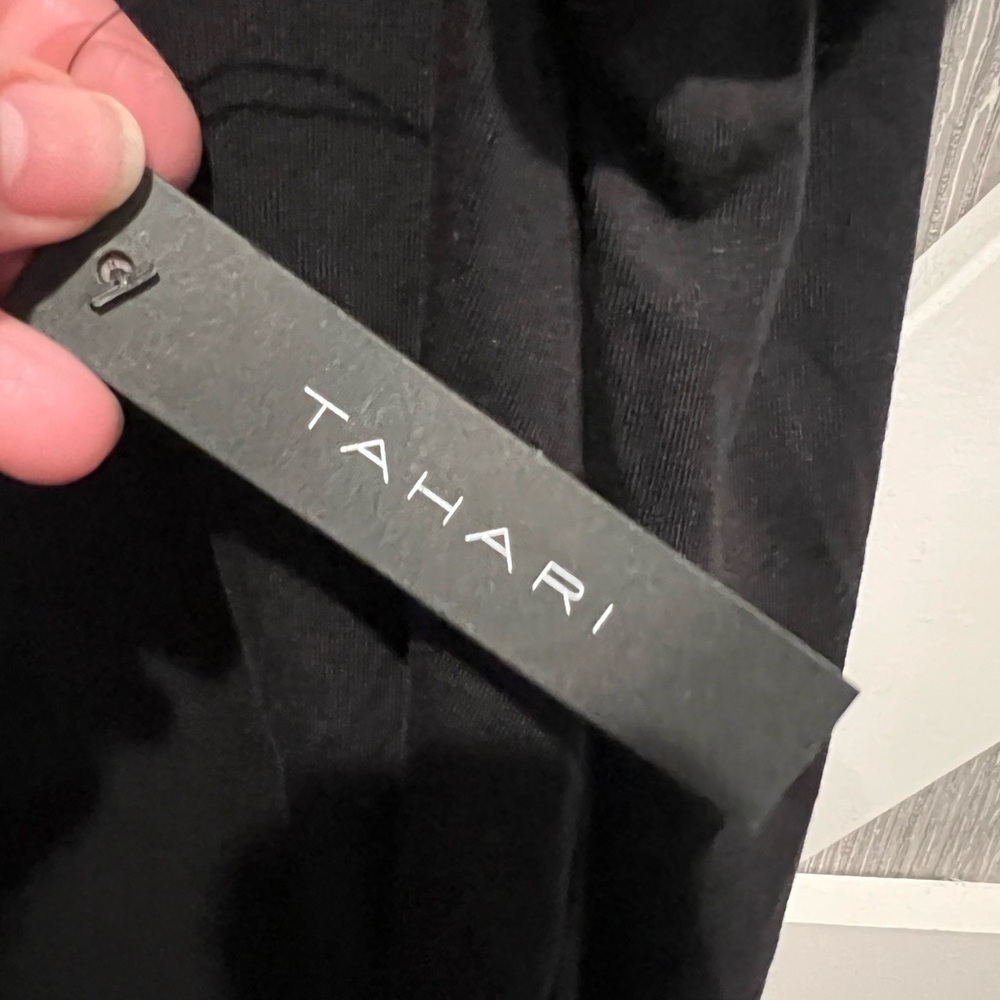 B2.02 NWT TAHARI Black Crew Neck High Low capped/short sleeve tee 1X - Picture 2 of 3